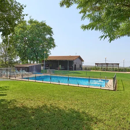 La Piscina Y Jardin La Carlota