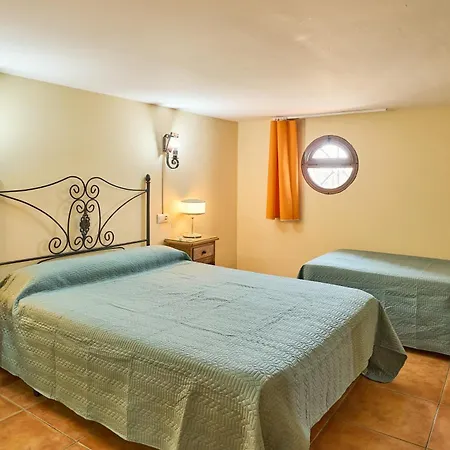 La Piscina Y Jardin La Carlota